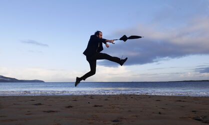 UMBRELLA MAN (MUŽ S DEŠTNÍKEM)
